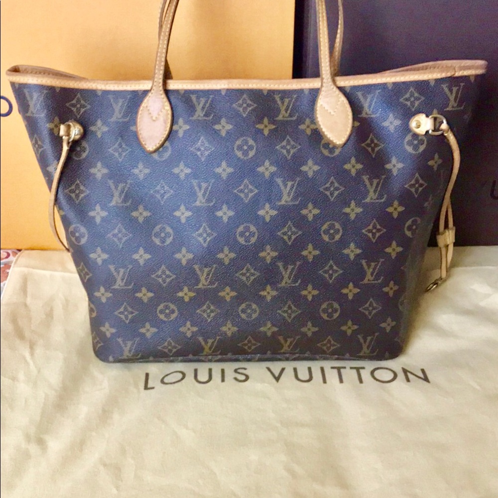 Louis Vuitton Monogram Neverfull MM $1500
